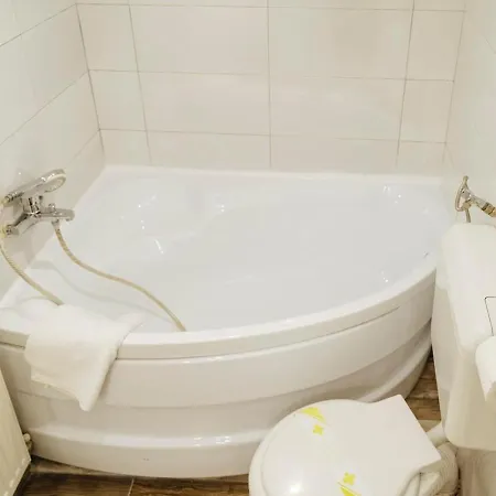 Apartment High Hopes No 3 Semi-basement *
