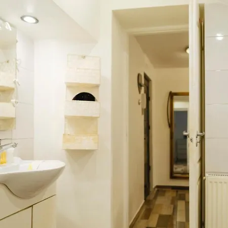 High Hopes No 3 Semi-basement Apartment