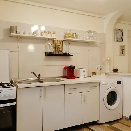 Apartment High Hopes No 3 Semi-basement *