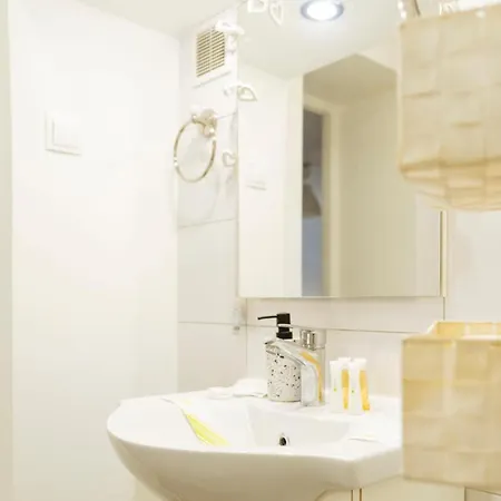 Apartment High Hopes No 3 Semi-basement *