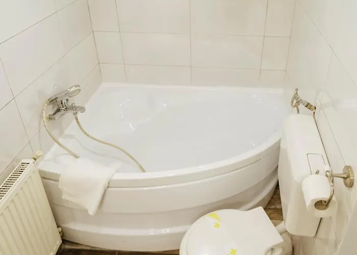 Apartment High Hopes No 3 Semi-basement *