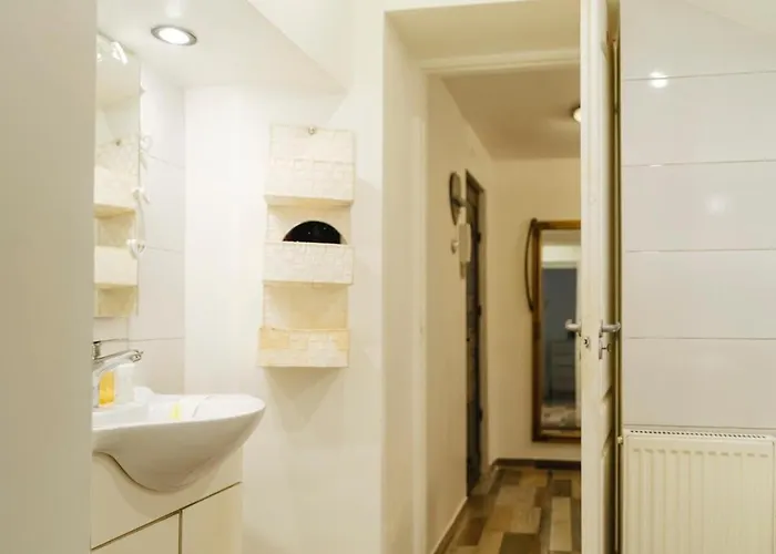 High Hopes No 3 Semi-basement Apartment