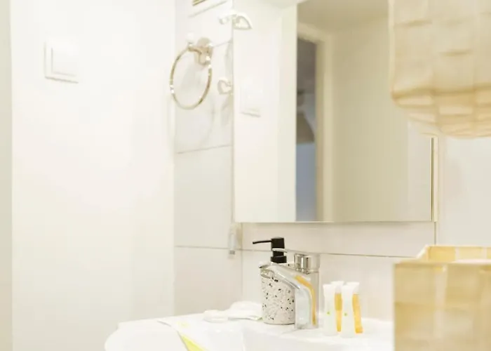 Apartment High Hopes No 3 Semi-basement *