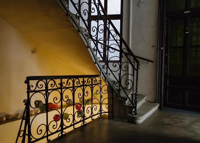 High Hopes No 3 Semi-basement Apartment *